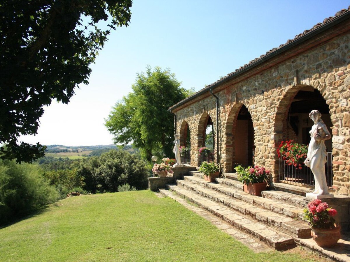 Villa immersa nelle colline senesi